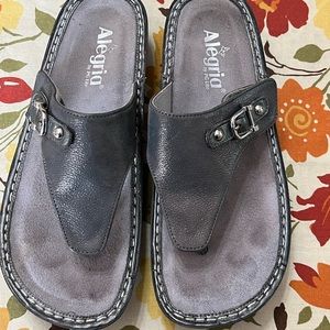 EUC‎ Alegria by PG Lite VAN-204 Silver Leather Thong Wedge Sandals Sz 39 (8.5-9)